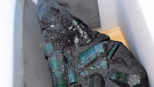 Gia tri tien ti phia sau khoi da den xau xi-Hinh-2