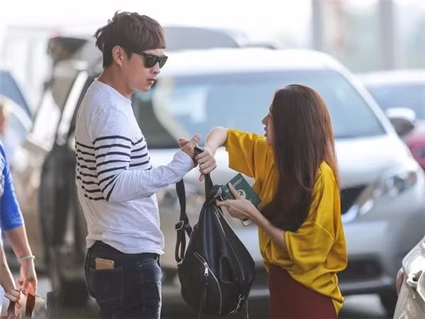 Cũng như việc cầm túi xách cho bạn gái.