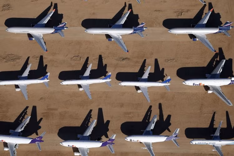 Khung cảnh nghĩa địa máy bay thay đổi liên tục. Những chiếc cũ bị cắt xẻ hoặc bán đi, trong khi những chiếc mới được đưa đến.