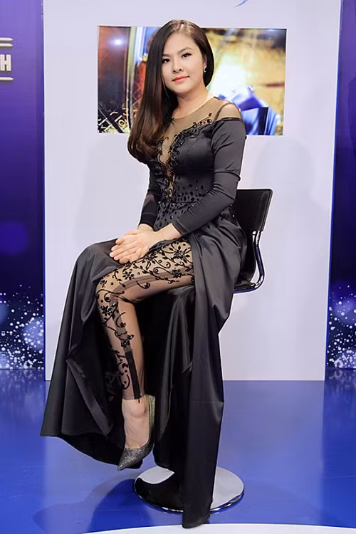 Vân Trang trông tăng cân khác lạ khi diện chiếc đầm đen này.