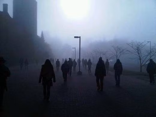 Thành phố đang chìm trong sương mù, không khác gì một thành phố ma.