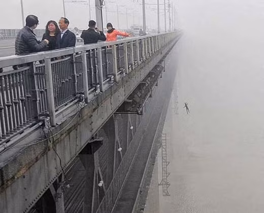 Một ai đó đang rơi xuống nhưng chẳng ai trên cầu để ý.