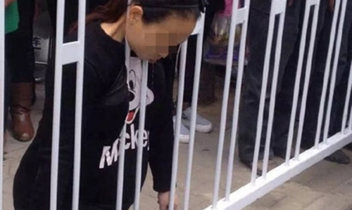 Người phụ nữ tử vong trong tư thế mắc kẹt vào hàng rào.