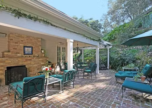 Ban công thoáng mát.