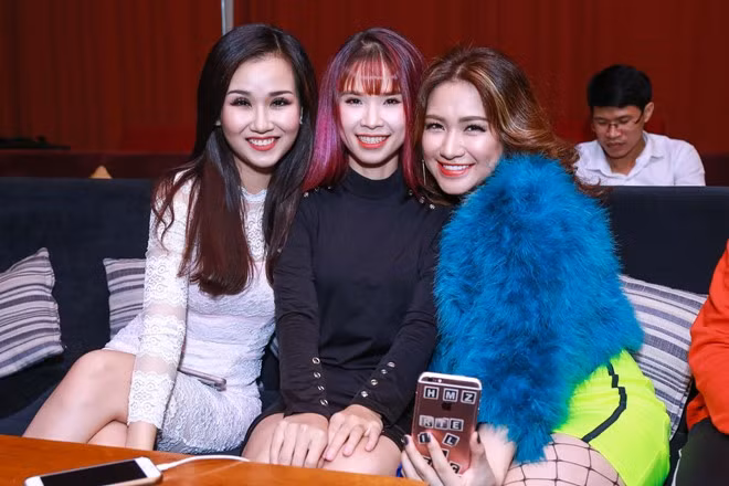 Khởi My và Võ Hạ Trâm đến tham dự buổi họp báo của cô bạn thân.