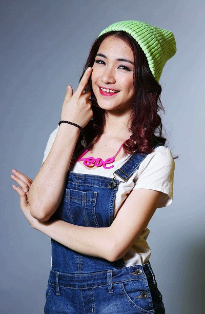 Cô diện đồ theo phong cách tuổi teen dễ thương nhưng kém nổi trội.