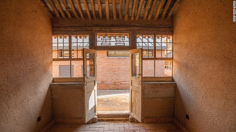 Cùng với sự trợ giúp của chính quyền địa phương, cặp đôi này đã bắt tay vào quá trình phát triển du lịch và kinh tế của làng Beigou thông qua một loạt dự án kiến trúc. Spear cho biết ban đầu người dân còn nửa tin nửa ngờ vào những lợi thế sẵn có của mình.