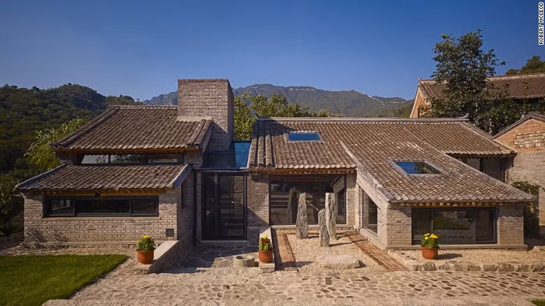 Trong khi đó, những thiết kế của Spear được bán cho khách hàng trong Trung Quốc và nước ngoài với giá dao động trong khoảng 300.000 USD đến 3 triệu USD. Mức giá đã bao gồm việc cải tạo, xây dựng và hỗ trợ pháp lý. Khoảng 10% hộ dân trong các thôn thuộc Làng Văn hóa Quốc tế quanh Vạn Lý Trường Thành như Thiên Tường, Beigou, Xinying và Mutianyu được cho người nước ngoài thuê nhà.