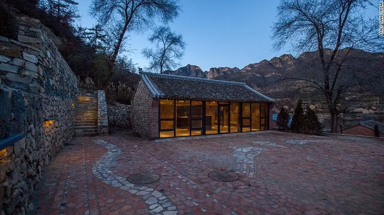 Kiến trúc sư này sẽ thực hiện dự án cải tạo nhà thành biệt thự ở một số ngôi làng khác, nơi đào tạo những việc làm thuộc ngành khách sạn như vệ sĩ, đầu bếp, quản lý và dọn dẹp vệ sinh… cho người dân thay vì việc làm nông nghiệp hay trong các cơ quan nhà nước.