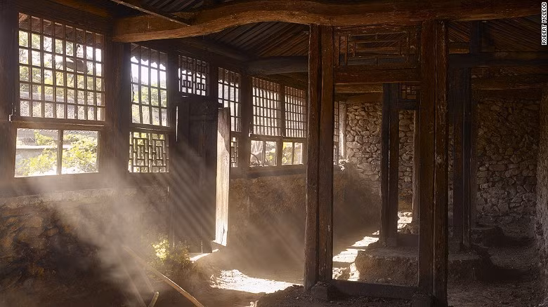 Spear chọn các vật liệu có sẵn tại địa phương, như đá granit hay gỗ để cải tạo nhà, thậm chí nhân công cũng là những người thợ địa phương. Ông bổ sung những tính năng thân thiện với mội trường như đèn LED, điều hòa không khí tiết kiệm năng lượng cho các công trình của mình. Tuy nhiên, không phải lúc nào ông cũng giữ nguyên những đặc điểm truyền thống của những ngôi nhà này. Để đáp ứng nhu cầu mới, Spear mở thêm các cửa sổ ở phía bắc, nhìn ra Vạn Lý Trường Thành, bên cạnh cửa sổ nằm phía nam chắn gió mùa như truyền thống.