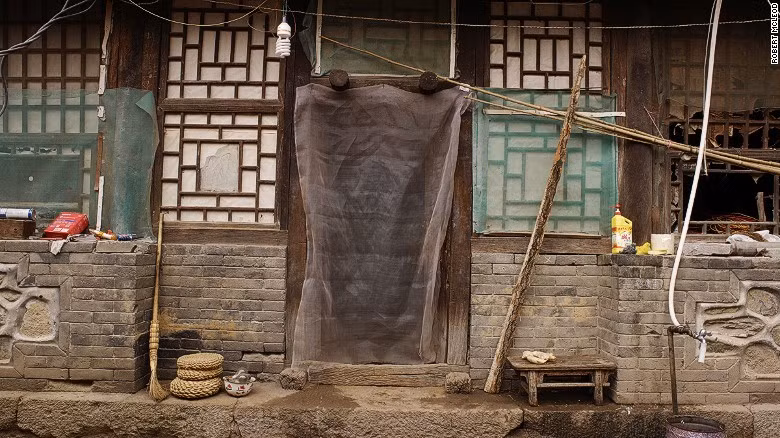 Vào những năm 1990, cuộc sống ở làng Beigou vẫn còn khó khăn. Người dân không dùng nước máy. Họ thiếu các công trình xây dựng và việc làm.