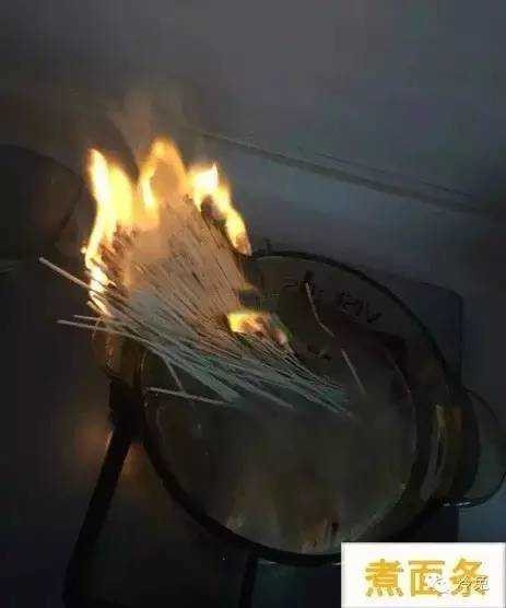 "Ai bảo nấu món mì nhúng là đơn giản nhất? Chỉ cần nhúng mì vào nồi nước đang sôi thôi ư? Nếu bạn đã nghĩ thế thì nhìn món mà bạn gái tôi đang nấu đi".