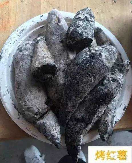 "Bạn gái nói sẽ nướng khoai thật thơm cho tôi ăn. Tôi cảm thấy rất thích thú. Nhưng sau khi nhìn thấy nó, tôi đột nhiên không còn thấy đói nữa. Tôi không hiểu cô ấy có nhặt nhầm một vài hòn than vào hay không nữa".