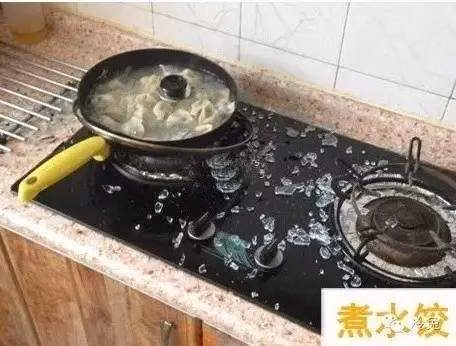 "Bạn gái tôi nói đã đến lúc phải thay cái chảo mới rồi, vì thế cô ấy mới làm như vậy"