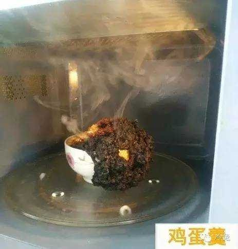 Nhìn món này, tôi không biết có phải bạn gái định làm món Núi lửa phun trào hay không nữa".