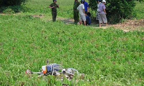 Khu vực xe khách ép xe môtô lực lượng CSGT huyện Phong Điền lao xuống ruộng sắn.