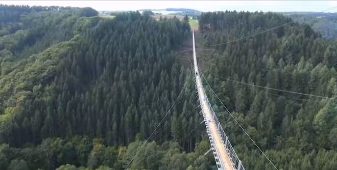 Sau khi hợp đồng thi công cầu được trao cho một hãng xây dựng của Thụy Sỹ, công trình được bắt đầu vào ngày 26/5. 130 ngày sau, cầu treo được mở cho du khách. Các nhà quản lý về du lịch còn sử dụng cây cầu để quảng bá cho những con đường mòn leo núi dài hơn 6 km trong vùng.