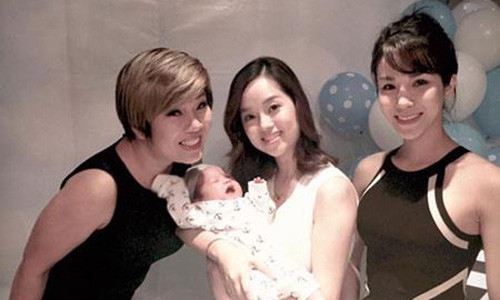 Bạn bè thân thiết có mặt chung vui bên Khánh Ly.