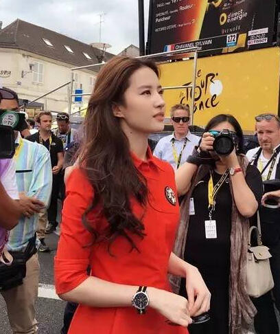 “Thần tiên tỷ tỷ” hiện đang có mặt tại Paris (Pháp) hưởng ứng cho sự kiện thể thao đua xe đạp Tour de France 2016. Lưu Diệc Phi xuất hiện nổi bật trong bộ váy đỏ thu hút sự chú ý của những người có mặt. Đáng tiếc, loạt hình ảnh của Lưu Diệc Phi sau đó được đăng tải trên một số trang báo mạng của Trung Quốc với lỗi photoshop khiến cô trở nên “xấu tệ”.