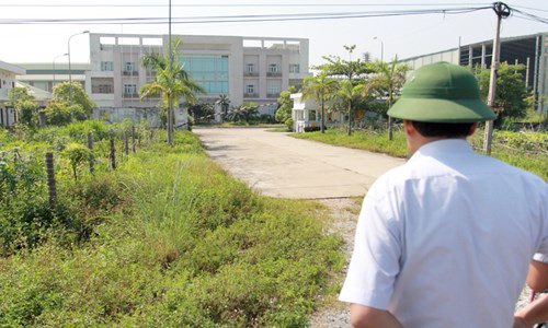 Theo tìm hiểu của PV, Chủ đầu tư dự án nhà máy hàng nghìn tỷ sản xuất Ethanol sinh học trên là Tổng Cty Dầu Việt Nam (PVOil); Tổng thầu (EPC) giữa chủ đầu tư với liên doanh PVC-Alfa Laval (Ấn Độ). Dự án này đã 4 lần điều chỉnh giấy chứng nhận đầu tư do chậm tiến độ. Tới năm 2011, khi hoàn thiện 78% khối lượng công việc, dự án này ngừng thi công và “đắp chiếu” từ đó tới nay.