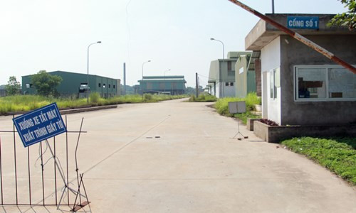 Cảnh cửa ra vào cũng hoang phế.