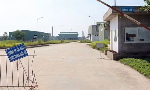 Cảnh cửa ra vào cũng hoang phế.