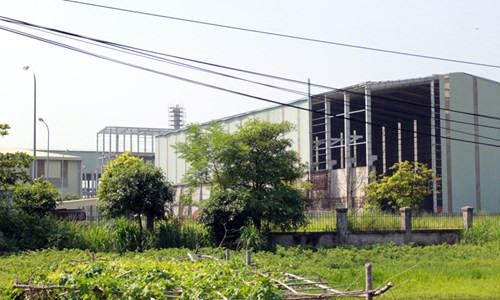 Nhà xưởng nham nhở.