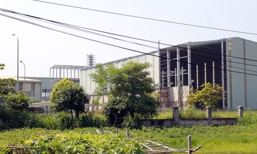 Nhà xưởng nham nhở.