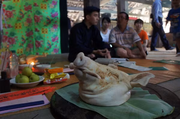 Theo Nghệ nhân Ưu tú Lưu Xuân Lai, người Tày cũng như các dân tộc khác, để làm một ngôi nhà mất rất nhiều công sức nên bà con thường tổ chức vào nhà mới rất trang trọng. Trước hết, phải xem ngày, xem tháng, xem hướng để đặt bàn thờ cũng như các công việc khác. Sau đó, ngôi nhà sàn được dựng lên là kết tinh của tình đoàn kết anh em, láng giềng. Mỗi người phụ giúp một tay để hoàn thành ngôi nhà. Bởi thế, lễ mừng nhà mới vừa là cảm ơn họ hàng, làng xóm, vừa để báo cáo với tổ tiên về việc con cháu đã dựng được nhà cửa đàng hoàng.