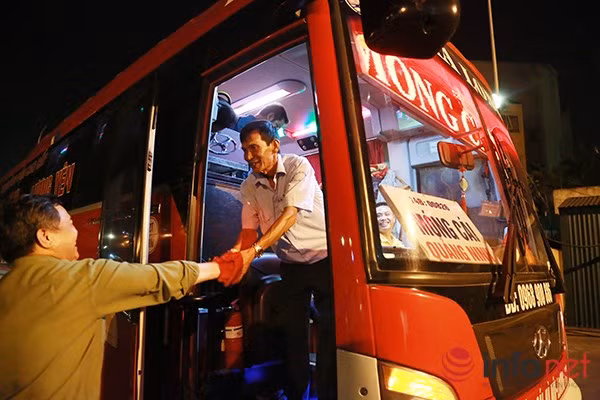 Đúng 22h40' ngày 26/7, chuyến xe khách cuối cùng chạy tuyến Lương Yên - Móng Cái rời bến, chính thức đánh dấu thời điểm ngừng hoạt động của Bến xe Lương Yên.