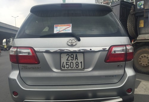 Thời gian qua, tình trạng ô tô gắn biển số tư nhân sử dụng phù hiệu của Bộ Công an, cơ quan báo chí và các cơ quan Nhà nước khác lưu thông trên đường xuất hiện nhiều gây phản cảm trong nhân dân. Thậm chí, nhiều lái xe còn gây khó khăn khi bị CSGT xử lý vi phạm. "Phòng CSGT Công an Hà Nội đã đề xuất và xin ý kiến giám đốc Công an TP Hà Nội, Bộ Công an xử lý nghiêm và thu hồi những giấy tờ, phù hiệu cấp dán trên xe để xác minh làm rõ", thượng tá Hậu nói trong hội nghị.