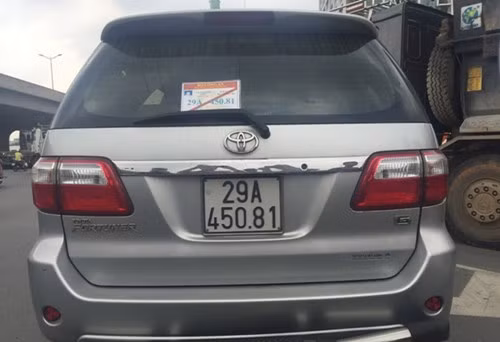 Thời gian qua, tình trạng ô tô gắn biển số tư nhân sử dụng phù hiệu của Bộ Công an, cơ quan báo chí và các cơ quan Nhà nước khác lưu thông trên đường xuất hiện nhiều gây phản cảm trong nhân dân. Thậm chí, nhiều lái xe còn gây khó khăn khi bị CSGT xử lý vi phạm. "Phòng CSGT Công an Hà Nội đã đề xuất và xin ý kiến giám đốc Công an TP Hà Nội, Bộ Công an xử lý nghiêm và thu hồi những giấy tờ, phù hiệu cấp dán trên xe để xác minh làm rõ", thượng tá Hậu nói trong hội nghị.