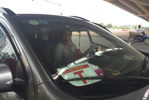 Bị dừng xe, ông Lê Văn Trương (67 tuổi, trú phường Vĩnh Hưng, quận Hai Bà Trưng) tỏ ra ngạc nhiên khi cảnh sát yêu cầu kiểm tra phù hiệu Học viện An ninh nhân dân gắn trên xe.