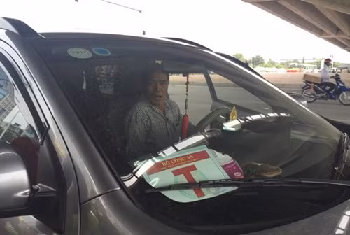 Bị dừng xe, ông Lê Văn Trương (67 tuổi, trú phường Vĩnh Hưng, quận Hai Bà Trưng) tỏ ra ngạc nhiên khi cảnh sát yêu cầu kiểm tra phù hiệu Học viện An ninh nhân dân gắn trên xe.