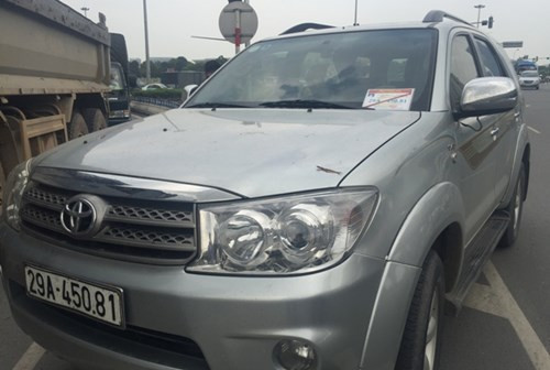 Cũng theo ghi nhận của phóng viên, đa số xe biển trắng gắn phù hiệu Bộ Công an không giải thích được nguồn gốc "bùa hộ mệnh" này.