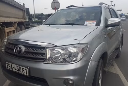 Cũng theo ghi nhận của phóng viên, đa số xe biển trắng gắn phù hiệu Bộ Công an không giải thích được nguồn gốc "bùa hộ mệnh" này.