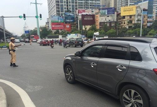 Theo ghi nhận của phóng viên Tiền Phong, tại ngã tư Trần Duy Hưng - Khuất Duy Tiến, hàng chục xế hộp biển kiểm soát trắng sử dụng phù hiệu Bộ Công an lưu thông trên đường hòng qua mặt cảnh sát.