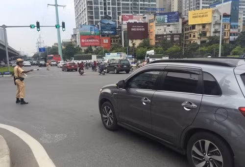 Theo ghi nhận của phóng viên Tiền Phong, tại ngã tư Trần Duy Hưng - Khuất Duy Tiến, hàng chục xế hộp biển kiểm soát trắng sử dụng phù hiệu Bộ Công an lưu thông trên đường hòng qua mặt cảnh sát.