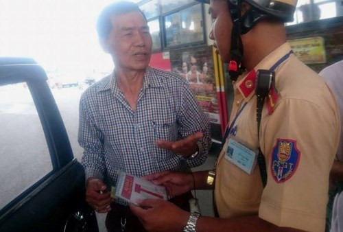 Người đàn ông này lý giải, ông không làm trong ngành mà chỉ là lái xe thường xuyên ra vào học viện. Về tấm phù hiệu, ông Trương cho biết, ông mượn của người thân.