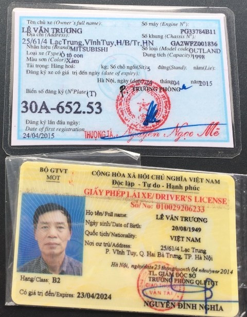 Tổ tuần tra Đội CSGT số 6 đã tạm giữ phù hiệu, lưu tên, địa chỉ tài xế người để chuyển cho cơ quan có thẩm quyền xác minh, làm rõ.