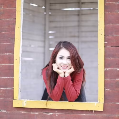 Đào Thị Thu Hà (sinh năm 1991, quê Hưng Yên) nhiều người thường gọi với tên thân mật Đào Hà là một cô gái xinh đẹp, cùng ngoại hình nóng bỏng cùng lối nói chuyện cởi mở và đầy thân thiện. Thế nhưng ít ai biết, cô gái này từng trải qua tuổi thơ không giống như các bạn đồng trang lứa. Ngay từ khi Hà còn nhỏ cha mẹ đã chia tay nhau vì nhiều lý do, kể từ đó cô sống với bố. Là con gái nên cô ít có thời gian tâm sự với bố những điều mình mong muốn.