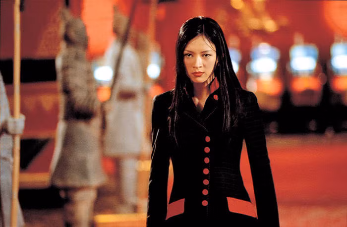 Chương Tử Di – Giờ cao điểm 2 (2001) Hoa đán thủ vai nữ sát thủ Hồ Lợi, một đả nữ khét tiếng hung hiểm và xảo quyệt. Tạo hình của Chương Tử Di cũng hết sức “ngầu” trong bộ trang phục đen, tóc thả ngang vai và luôn được đội vệ sĩ kề cận sát sườn. Vẻ lạnh lùng của một nữ sát thủ đáng gờm lần này của Chương Tử Di để lại ấn tượng sâu đậm trong lòng khán giả bởi tạo hình đầy tươi mới mà cô mang lại.