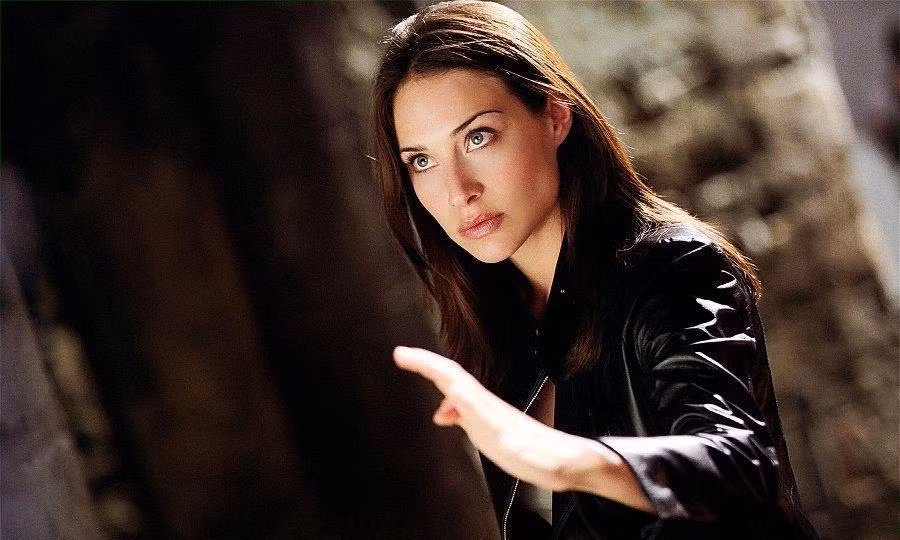 Claire Forlani – Huy hiệu rồng (2003) Trong phim còn có sự xuất hiện của nữ diễn viên người Anh Claire Forlani, cô thủ vai nữ cảnh sát hình Anh quốc, võ nghệ cao cường và điêu luyện, góp công lớn trong việc diệt trừ phe phản diện. Nữ diễn viên sinh năm 1972 từ chỗ một diễn viên dòng phim tình cảm chuyển mình sang tạo hình đả nữ phim hành động đầy thành công khiến khán giả ngưỡng mộ và tự hào.