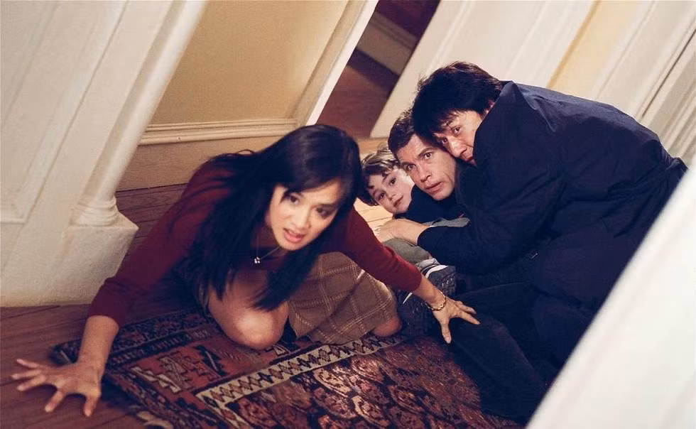 Chung Lệ Đề - Huy hiệu rồng (2003) Chung Lệ Đề ngay từ khi gia nhập làng giải trí đã xây dựng hình tượng một người đẹp sexy cùng nhiều vai diễn gợi cảm trên màn ảnh. Tuy nhiên, khi tham gia Phi Long tái sinh của Thành Long, những pha hành động của Chung Lệ Đề thực sự đưa cô đến một giới hạn khác, trở thành một đả nữ đầy tiềm năng. Lệ Đề vào vai một bà nội trợ hết sức bình thường nhưng võ công phi phàm, cô cùng với chàng cảnh sát hình của Thành Long làm nên cặp đôi được dân chúng yêu mến. Cả hai cùng nhau sát cánh chiến đấu chống lại kẻ thù, bảo vệ bình yên cho xã hội.