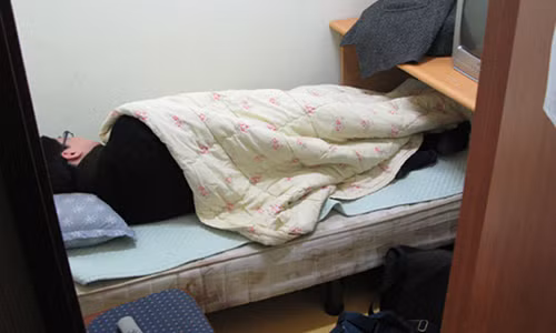 Buc boi vi ban tro lien tuc dan nguoi yeu ve phong