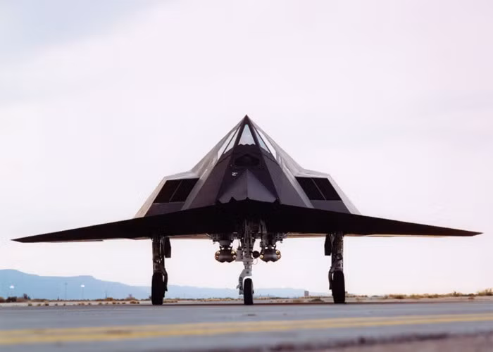 Để khắc phục vấn đề khó khăn khi điều khiển F-117, máy bay này được trang bị hệ thống điều khiển bay "fly-by-wire" 4 kênh tín hiệu, tự động hiệu chỉnh các khiếm khuyết về khí động học giúp máy bay ổn định hơn. (Ảnh: nationalinterest)