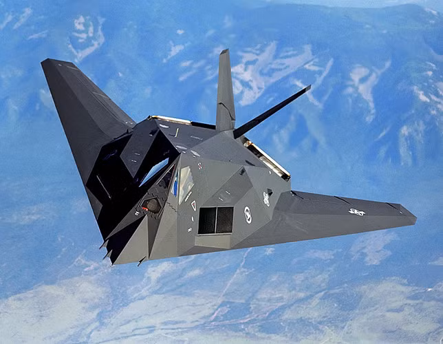 F-117 là sản phẩm của Tập đoàn Lockheed Martin phát triển cho Không quân Mỹ. Tập đoàn này đã sản xuất tổng cộng 64 chiếc F-117 trong đó có 5 mẫu thử nghiệm. (Ảnh: jetpix)