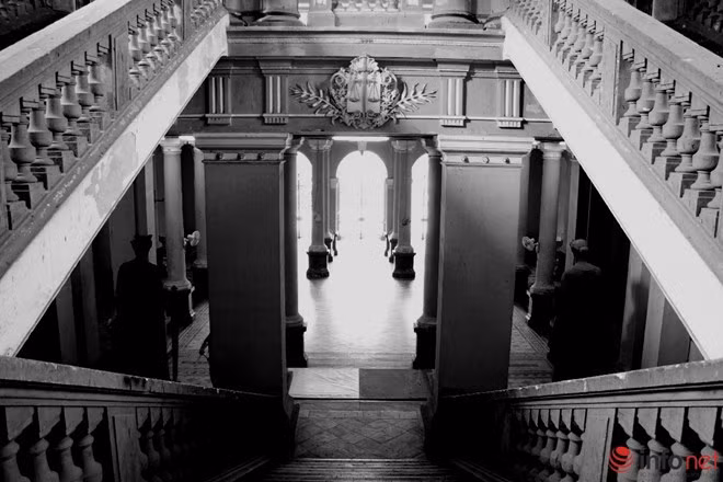 Đứng "gác" nơi đầu cầu thang là hai vị thần, một cầm tấm khiên (thần Đoàn kết), một cầm thanh kiếm (thần Công lý) tượng trưng cho việc bảo vệ những giá trị luật pháp.