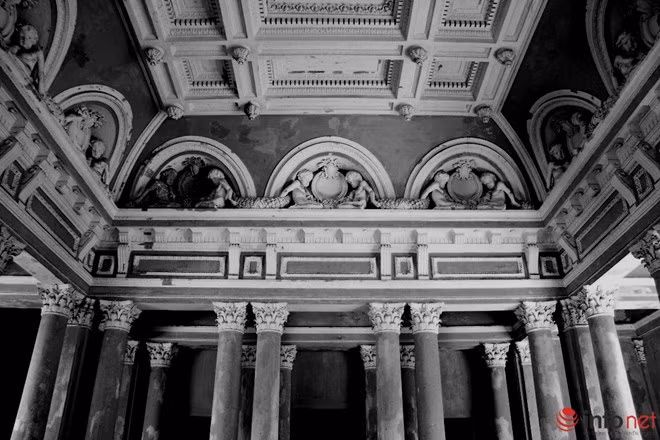 Một trong những khu vực kiến trúc quan trọng và đẹp nhất là sảnh chính tại tầng 2 (lầu 1) của tòa nhà.