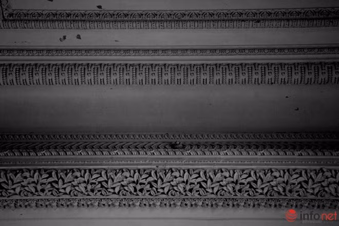 Trên trần đại sảnh được trang trí bằng những hoa văn tỉ mỉ, đẹp mắt.